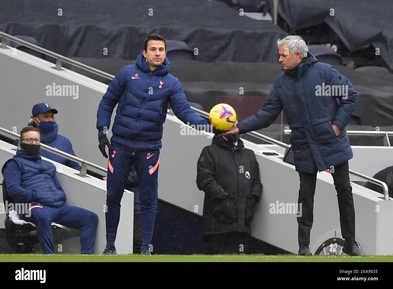 Manager of Tottenham Hotspur, Jose Mourinho and Assistant, Joao Sacramento - Tottenham Hotspur V West Bromwich Albion, Premier League, Tottenham Hotspur Stadium, London, UK - 7th. Februar 2021 nur redaktionelle Verwendung - es gelten DataCo-Beschränkungen Stockfoto