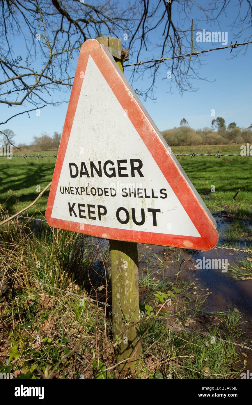 Schilder an der Grenze zu einem militärischen Schießstand warnen die Menschen vor Eintritt verboten. Dorset England GB Stockfoto