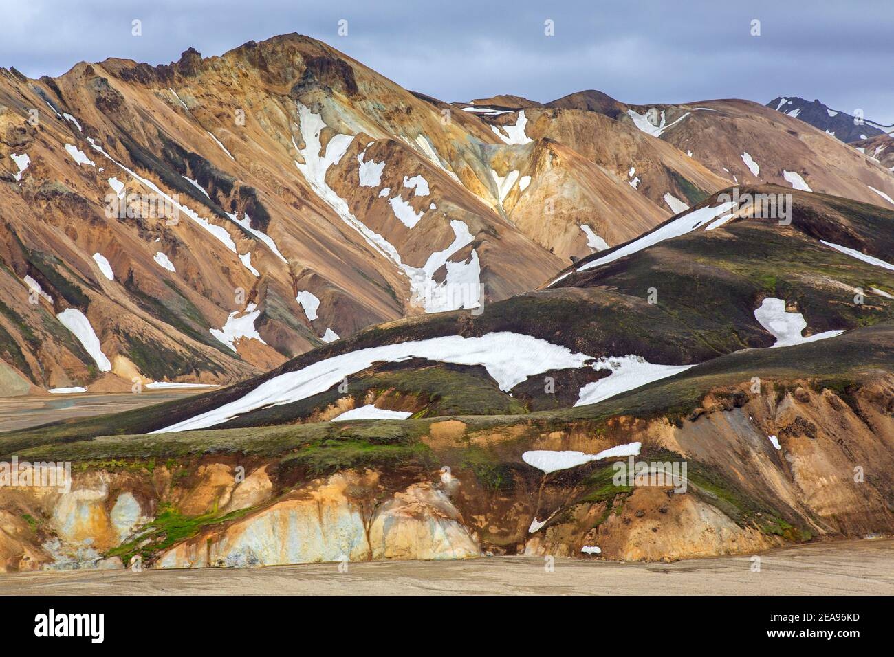Rhyolite Berge im Landmannalaugar Tal im Fjallabak Naturschutzgebiet, Naturpark bei Hekla / Hekla im Sommer, Sudurland, Island Stockfoto