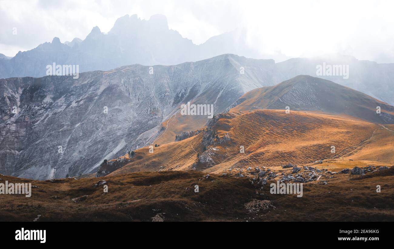 Herbststimmung in den Dolomiten bei der Umrundung des Peitlerkofels, Südtirol, Italien Stockfoto