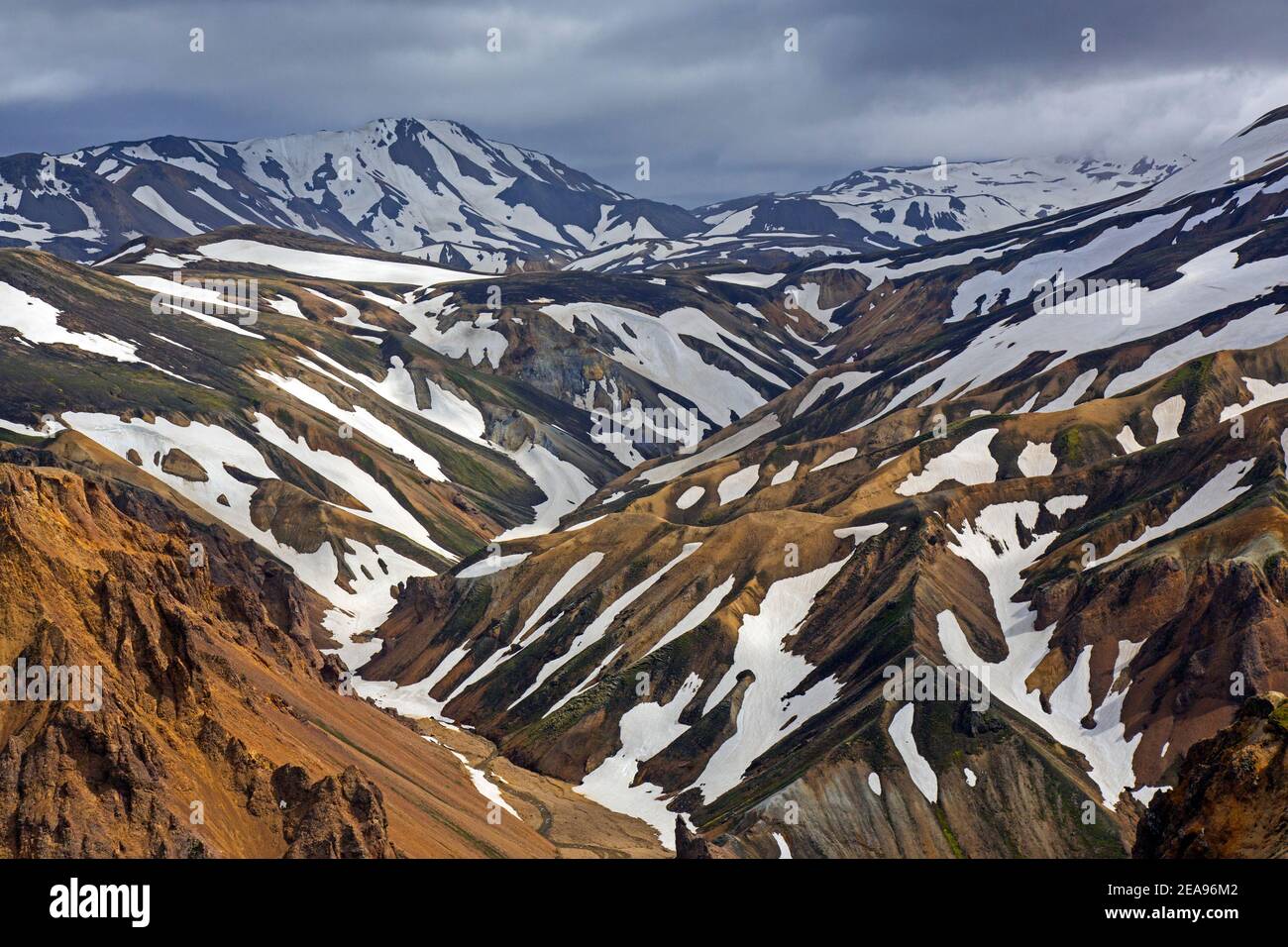 Rhyolite Berge im Landmannalaugar Tal im Fjallabak Naturschutzgebiet, Naturpark bei Hekla / Hekla im Sommer, Sudurland, Island Stockfoto