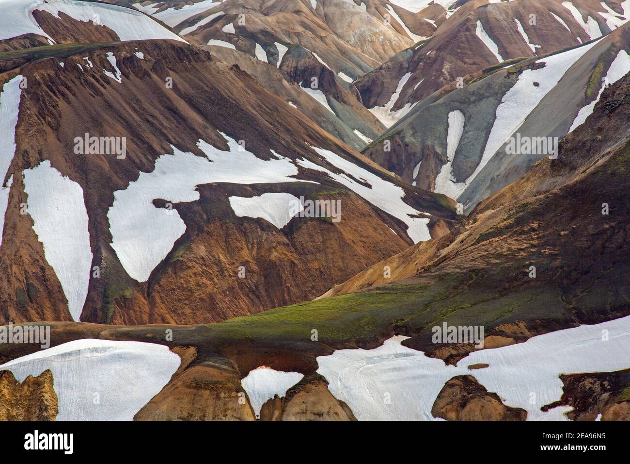 Rhyolite Berge im Landmannalaugar Tal im Fjallabak Naturschutzgebiet, Naturpark bei Hekla / Hekla im Sommer, Sudurland, Island Stockfoto