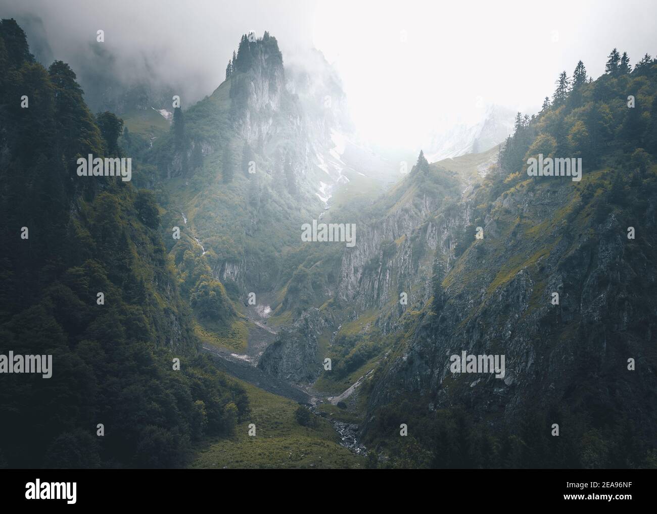 Neblige Atmosphäre in den Allgäuer Hochalpen bei Oberstdorf Stockfoto