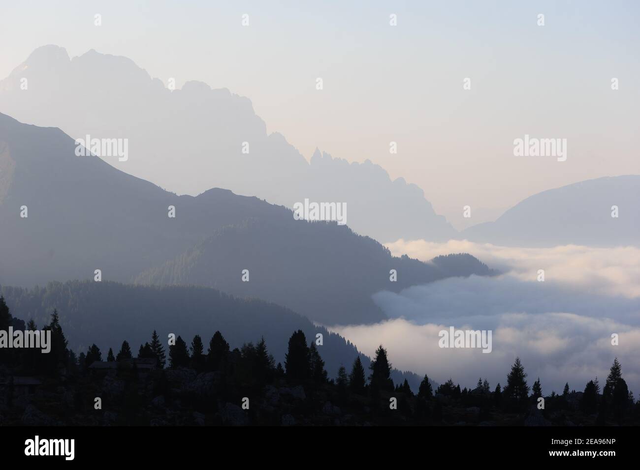 Sonnenaufgang in Cinque Torri in den Dolomiten, Südtirol, Italien. Im Tal gibt es ein Nebelmeer, über das sich verschiedene Bergketten erstrecken Stockfoto