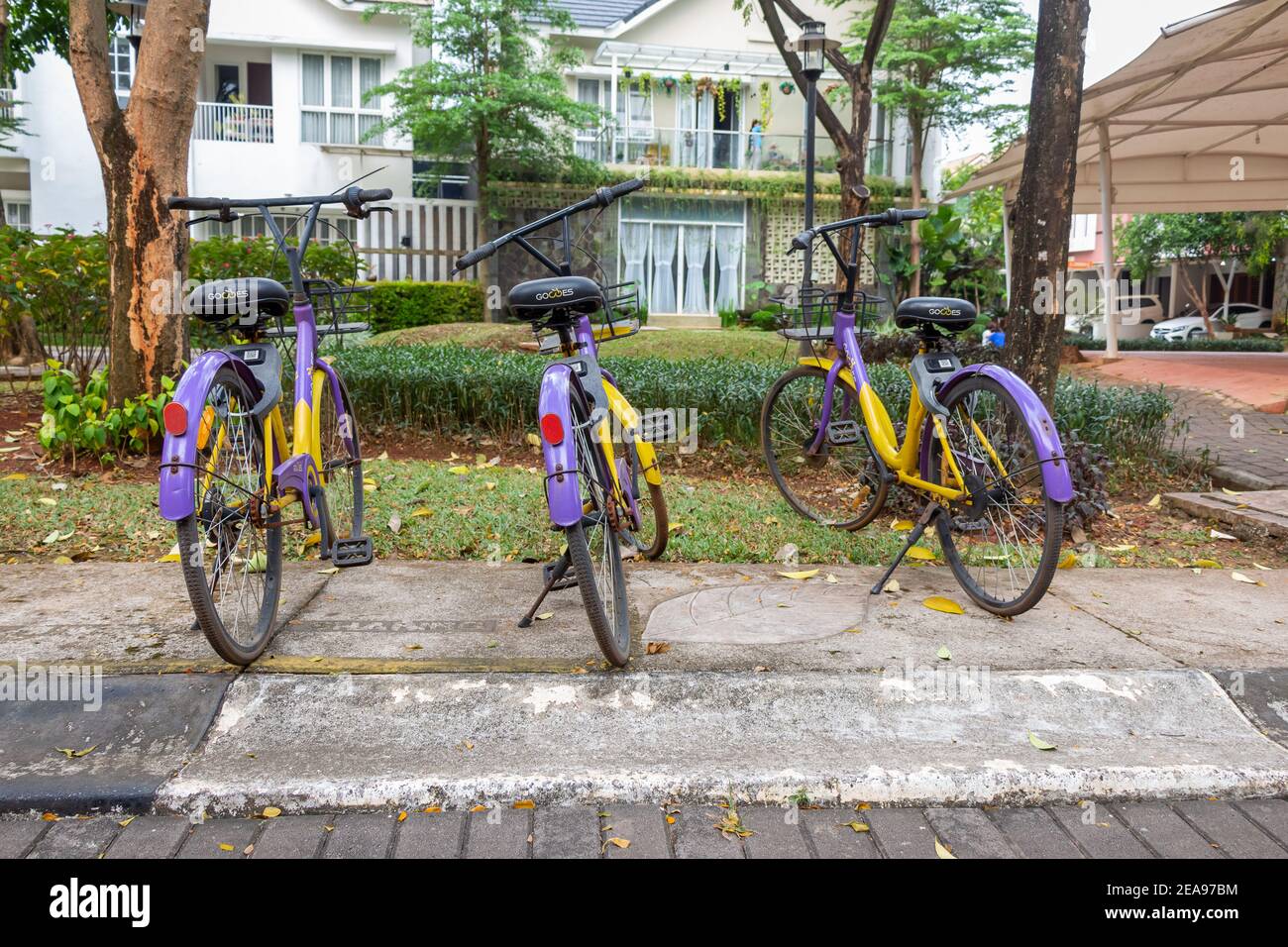 Jakarta, Indonesien - 24. Juni 2020: Rostige, ungenutzte Kommunalfahrräder, um Menschen zu ermutigen, in einer indonesischen Mitte statt Autos für den Transport zu benutzen Stockfoto