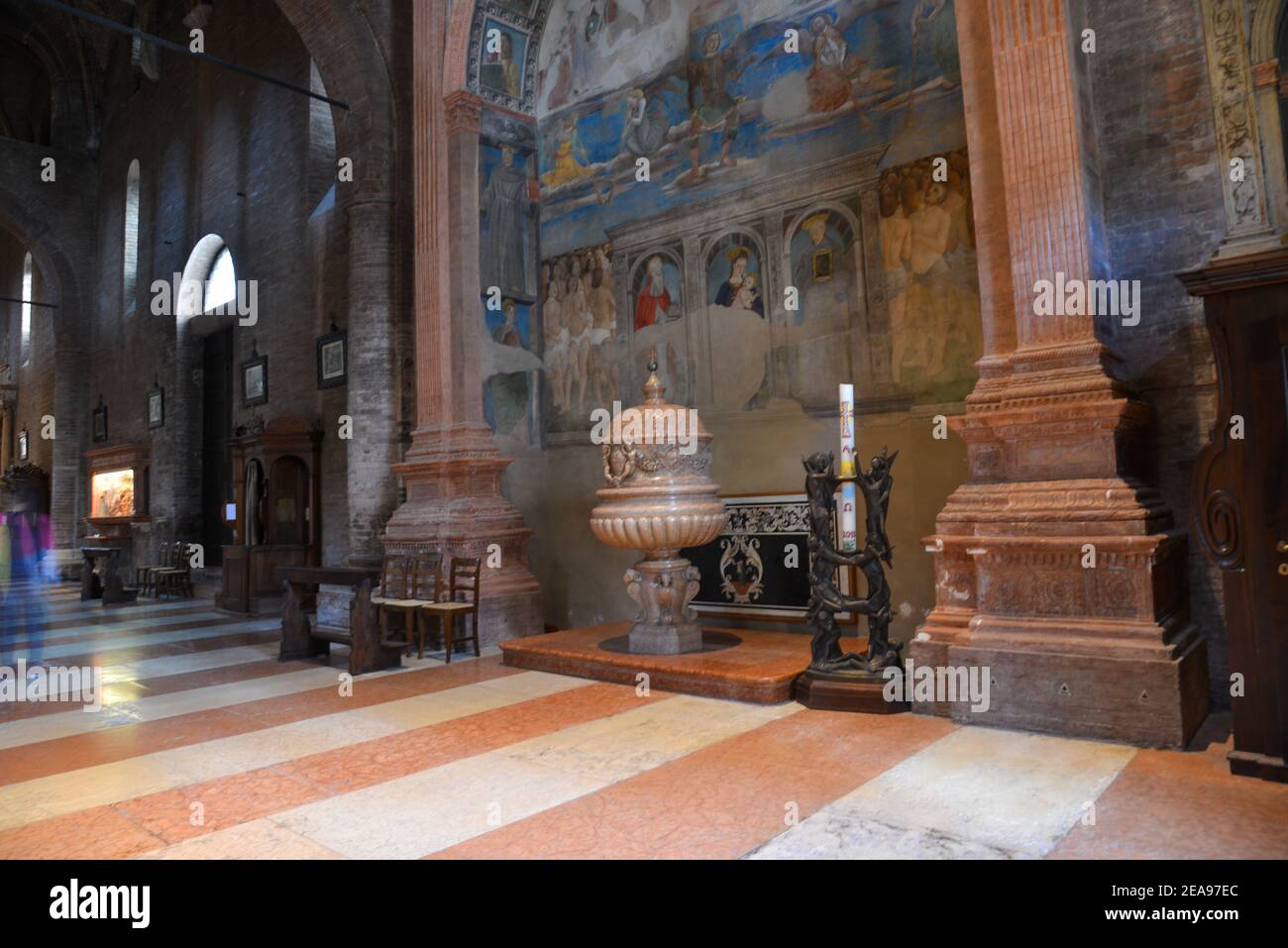 Innenraum des berühmten Duomo in Modena, italien Stockfoto