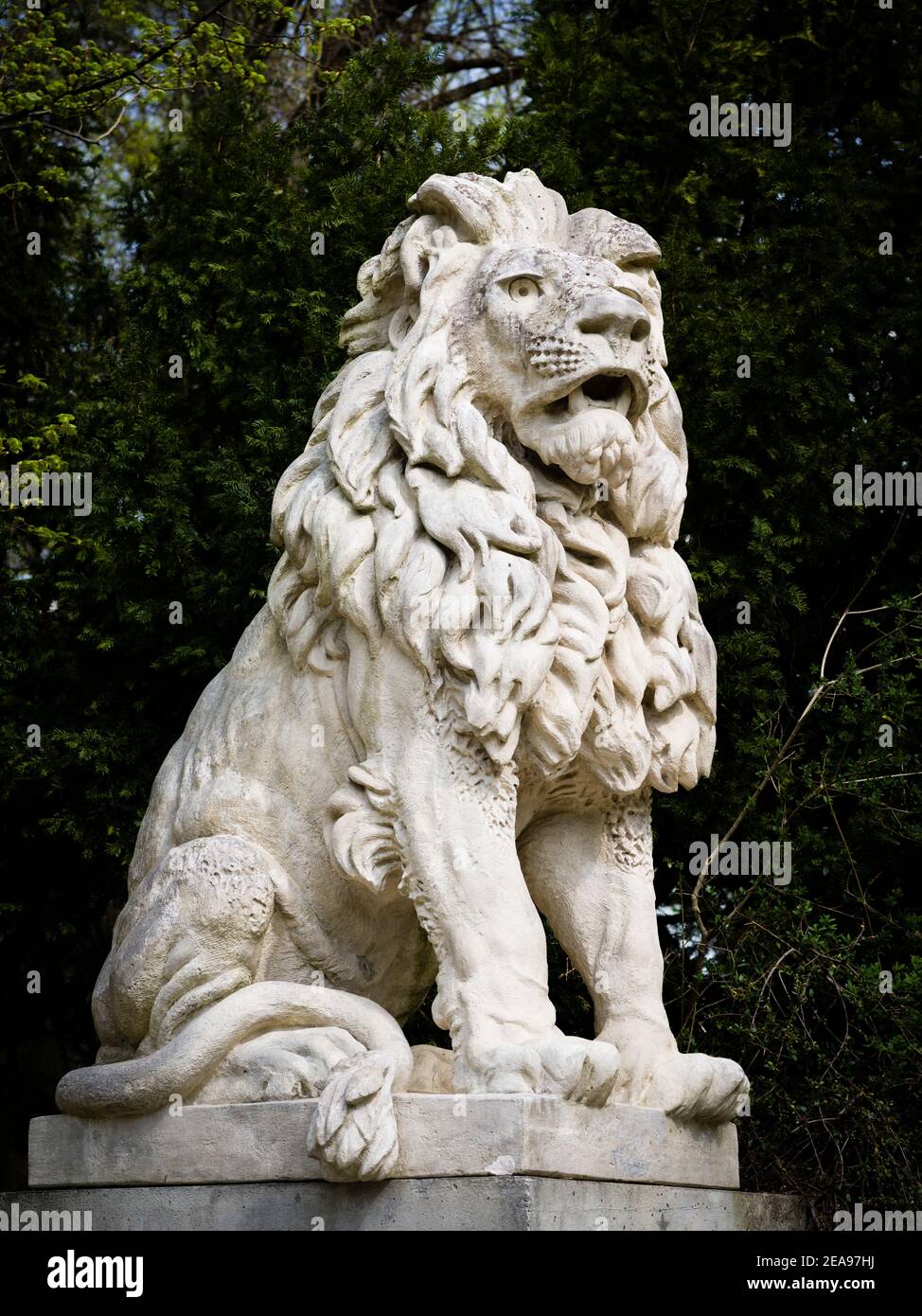 Löwenstatue in Zürich Seebach Stockfoto