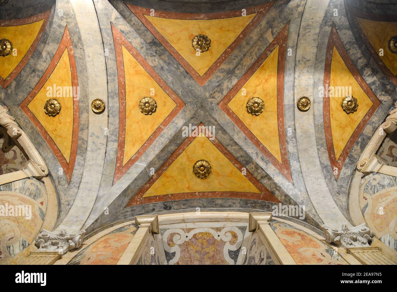 Innenraum des berühmten Duomo in Modena, italien Stockfoto