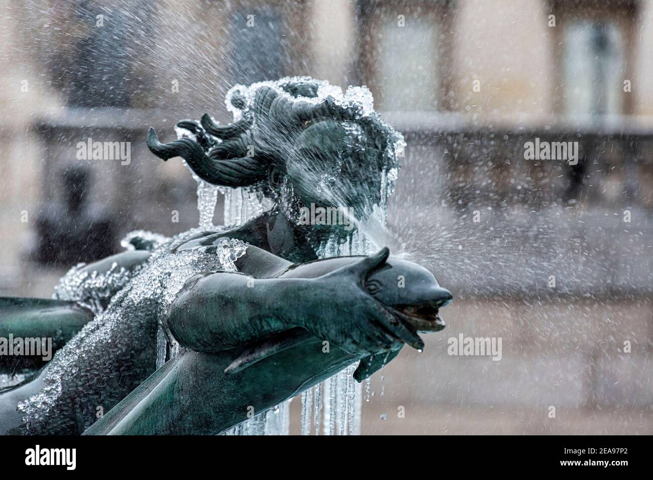 London, Großbritannien. Februar 2021, 08th. Eine Nahaufnahme einer gefrorenen Statue, die Teil der Brunnen auf Trafalgar Square während Sturm Darcy ist. Kredit: SOPA Images Limited/Alamy Live Nachrichten Stockfoto