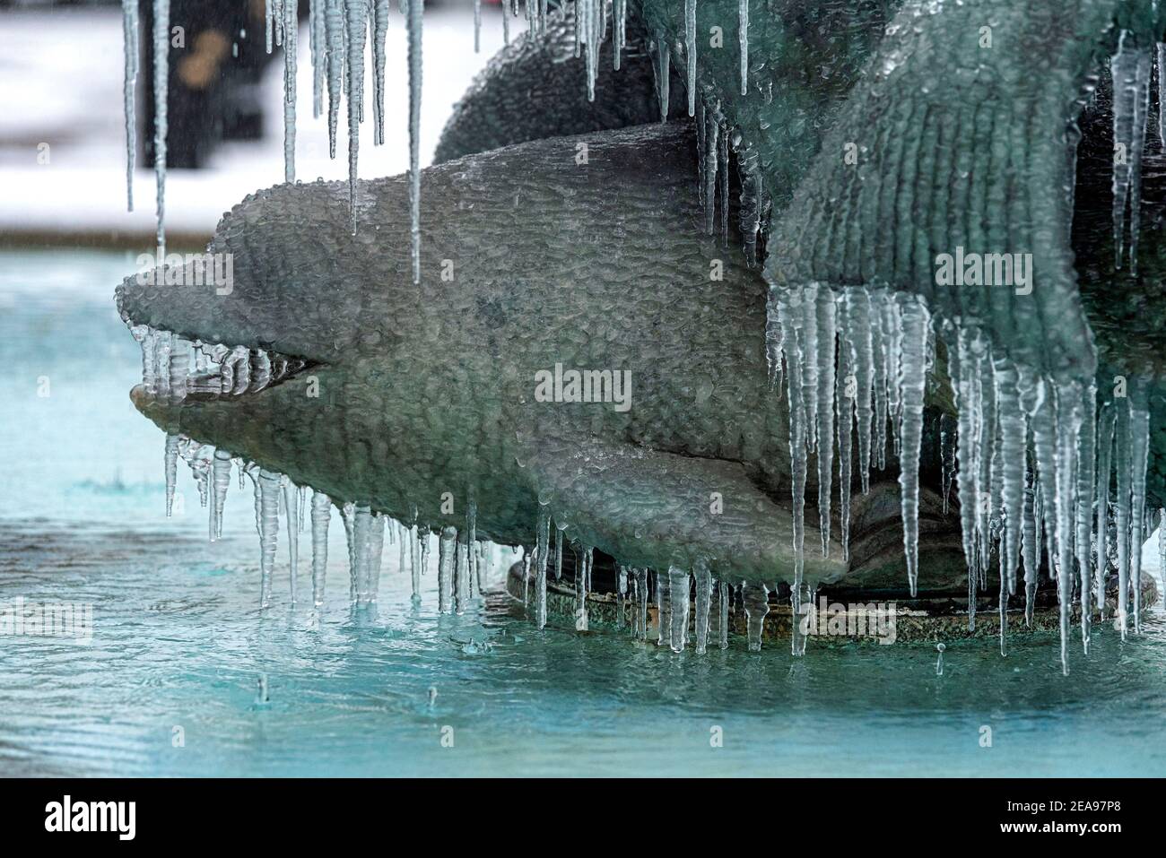 London, Großbritannien. Februar 2021, 08th. Eine Nahaufnahme einer gefrorenen Statue, die Teil der Brunnen auf Trafalgar Square während Sturm Darcy ist. Kredit: SOPA Images Limited/Alamy Live Nachrichten Stockfoto
