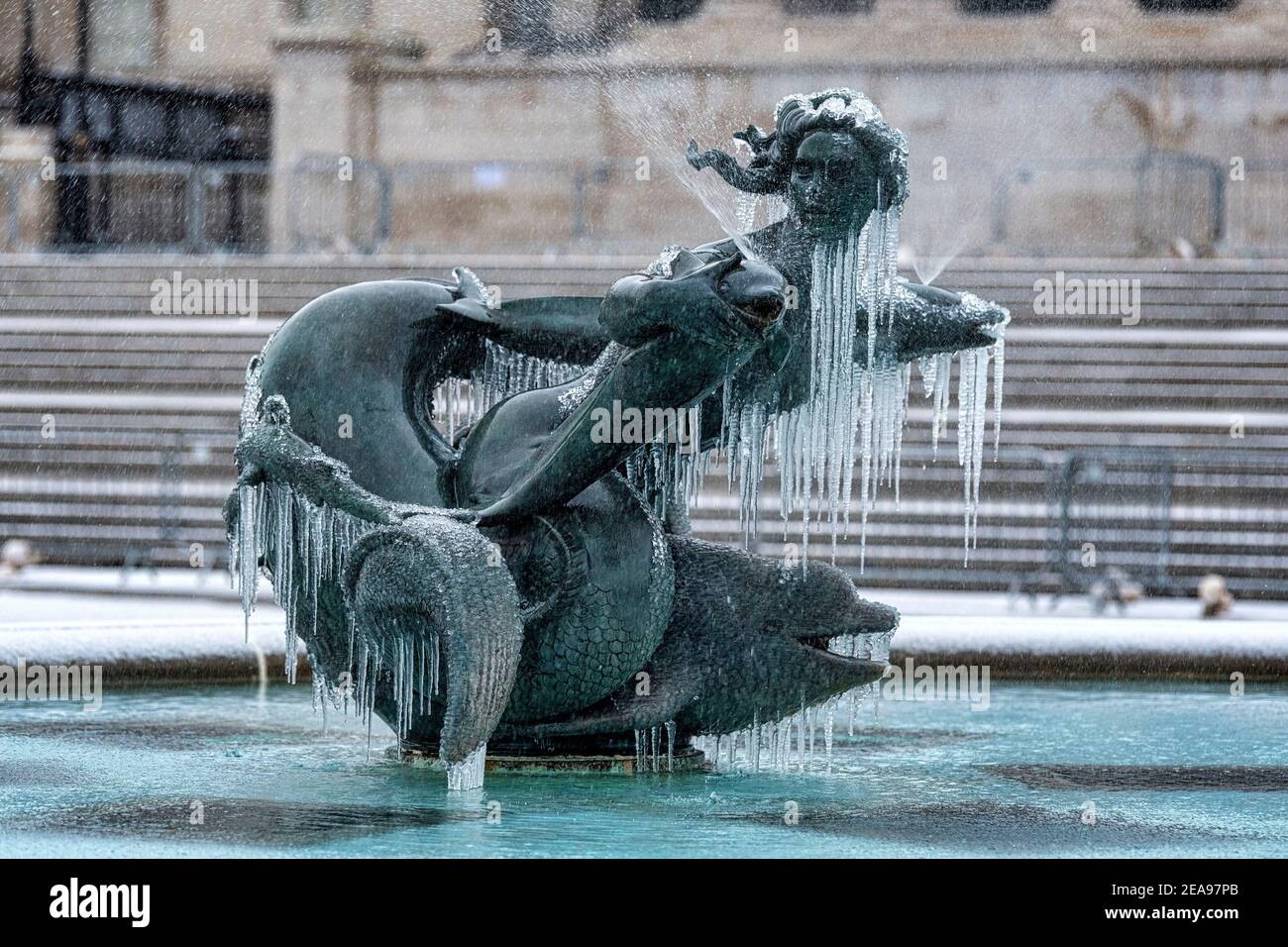 London, Großbritannien. Februar 2021, 08th. Eine Statue, die Teil der Brunnen am Trafalgar Square ist, die während des Sturms Darcy in London mit Eiszapfen zugefroren war. Kredit: SOPA Images Limited/Alamy Live Nachrichten Stockfoto