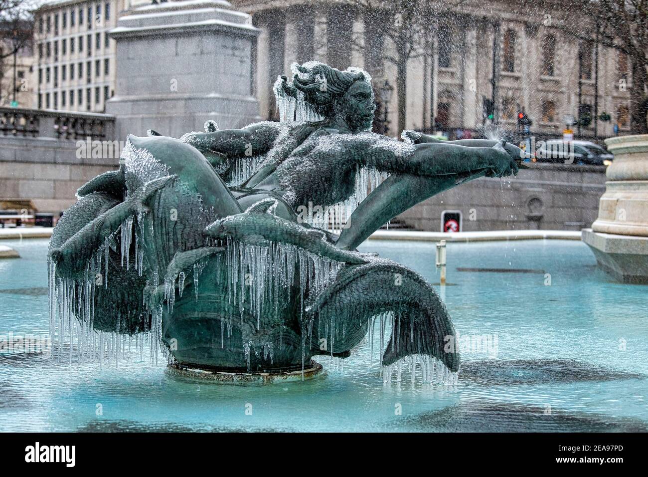 London, Großbritannien. Februar 2021, 08th. Eiszapfen bilden sich auf einer Statue, die Teil der Springbrunnen auf dem Trafalgar Square während des Sturms Darcy in London ist. Kredit: SOPA Images Limited/Alamy Live Nachrichten Stockfoto