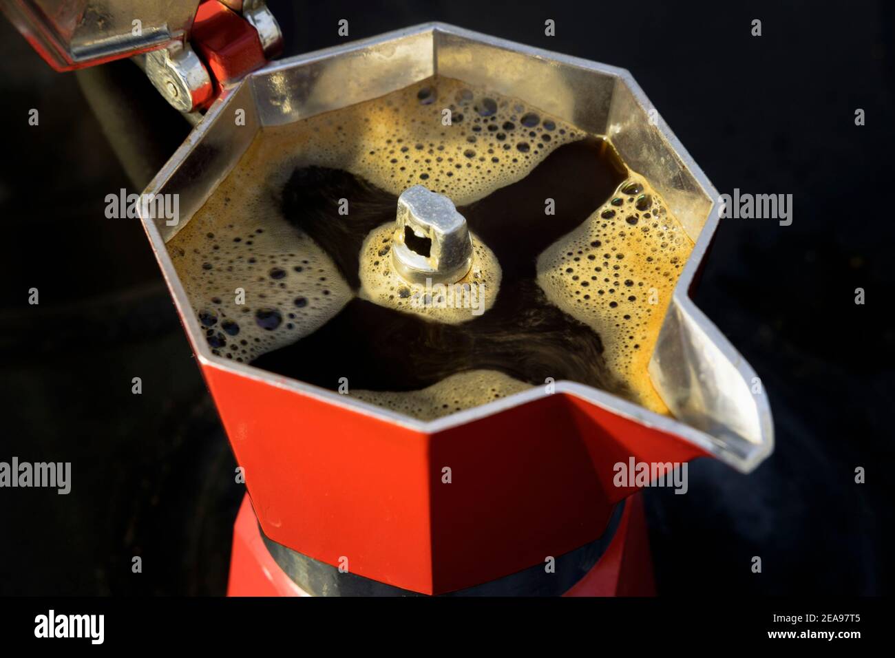 Kaffeebrau in Bialetti Moka Express Herd-Topftopf. Stockfoto