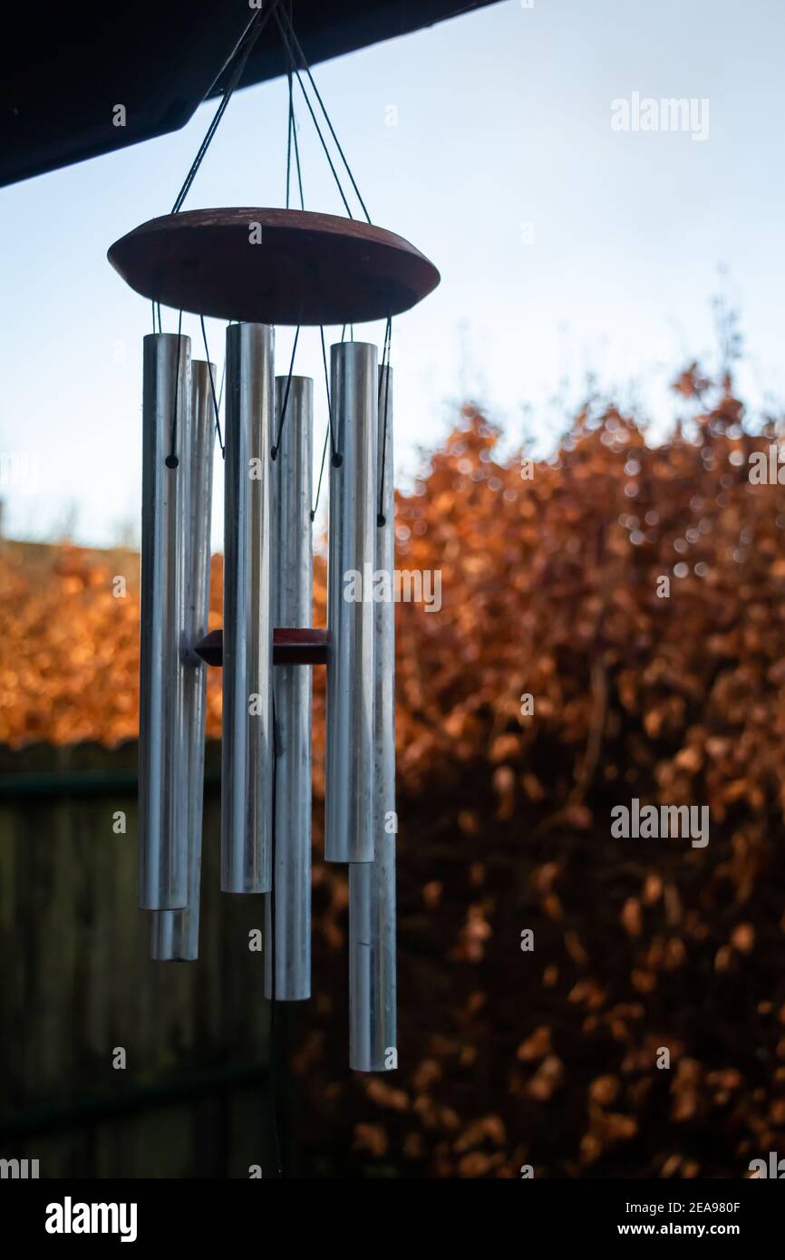 Metall Windspiele Dekor hängen in einem Garten mit Herbst Oder