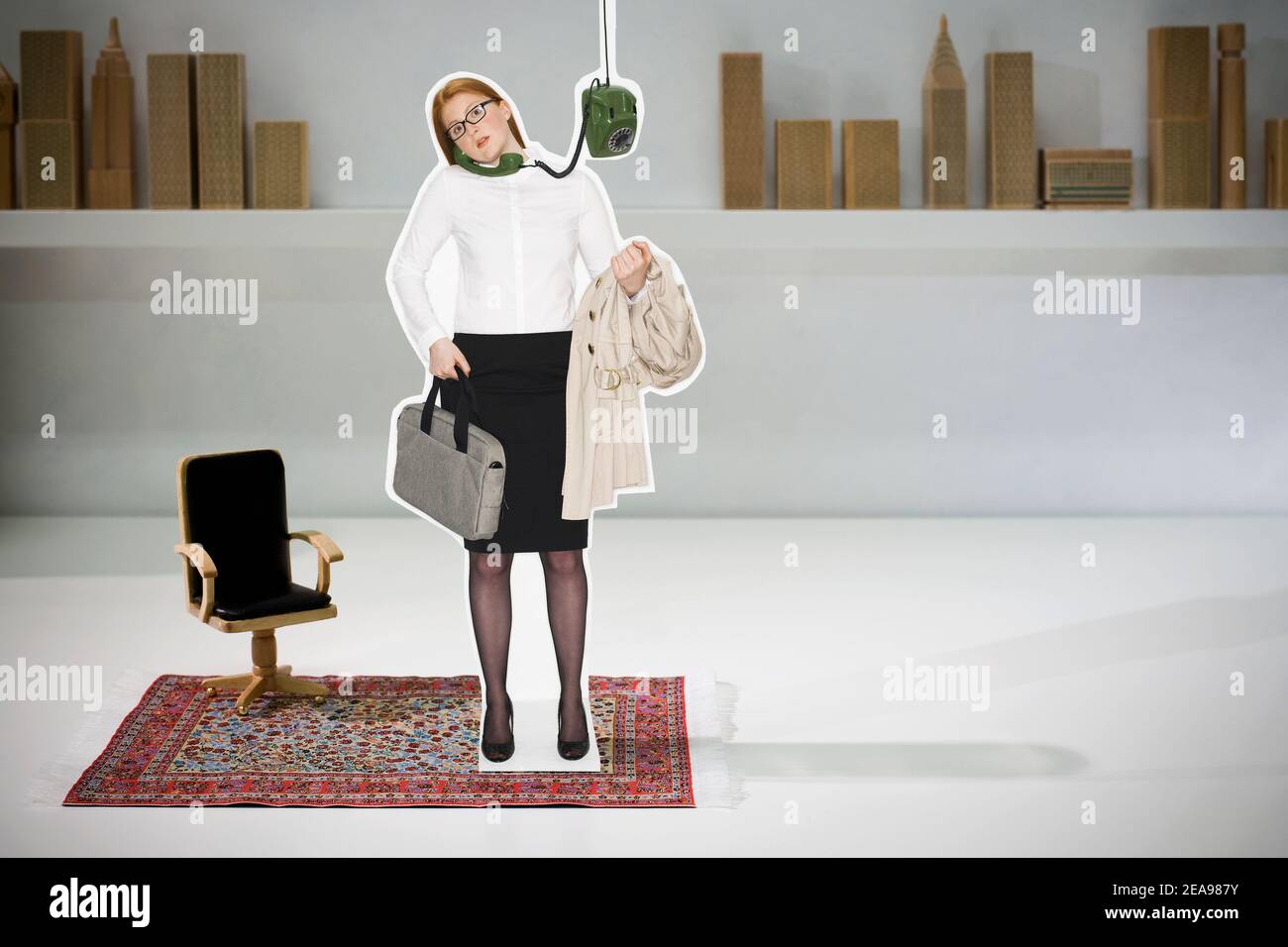 Fotocollage, Frau mit Trenchcoat über dem Arm, Telefon am Ohr, Laptoptasche in der Hand, mit Business-Outfit, auf rotem Teppich, mit Bürostuhl, vor einem Regal, mit Skyline Stockfoto