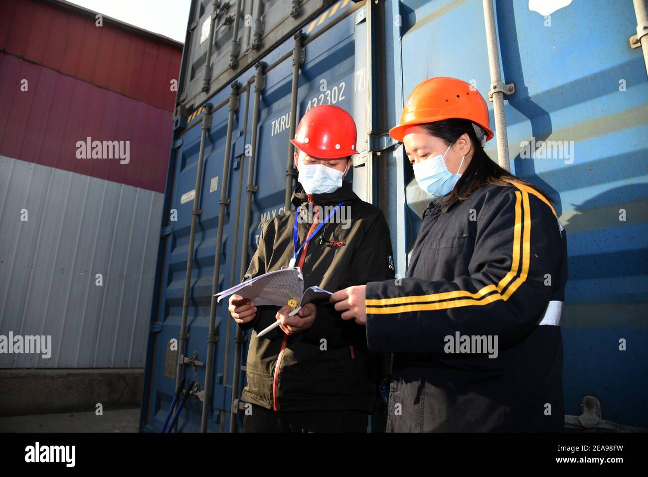 Jinan, Chinas Provinz Shandong. Februar 2021, 8th. Mitarbeiter kontrollieren die Ladung eines 'Qilu'-Güterzuges, der nach Budapest fährt, am 8. Februar 2021 an einem Bahnhof in Jinan, der ostchinesischen Provinz Shandong. Im Januar 2021 wurden 118 Fahrten mit dem Güterzug "Qilu" unternommen, ein Plus von 45,7 Prozent gegenüber dem Vorjahr. Der Wert der Exporte und Importe über den Zug Dienstleistungen betrug rund 1,3 Milliarden Yuan (201,5 Millionen US-Dollar), um 205,2 Prozent gegenüber dem Vorjahr, nach dem Service-Betreiber Shandong High-Speed Group. Quelle: Wang Kai/Xinhua/Alamy Live News Stockfoto