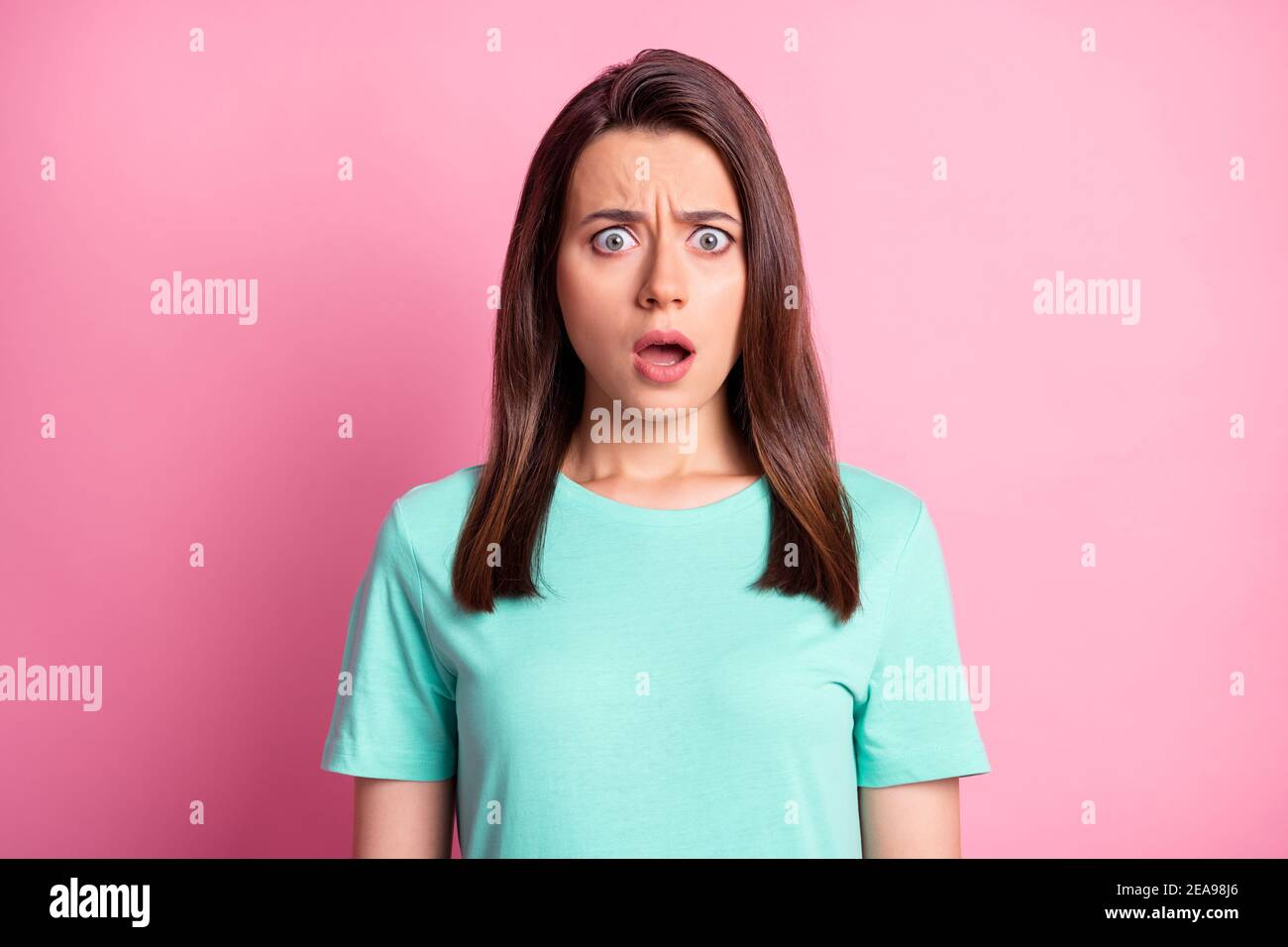 Portrait Foto von schockiert beunruhigt junge Frau mit geöffnet Hauptrolle Mund isoliert auf pastellrosa Hintergrund Stockfoto