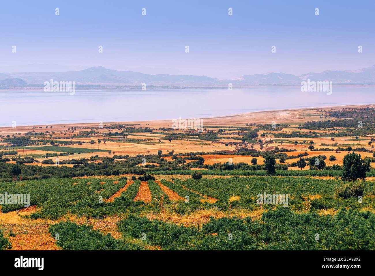 Luftaufnahme des Burdur Sees in der Region Isparta mit Ackerland im Vordergrund. Landwirtschaft und natürliche Ressourcen in der Türkei Stockfoto