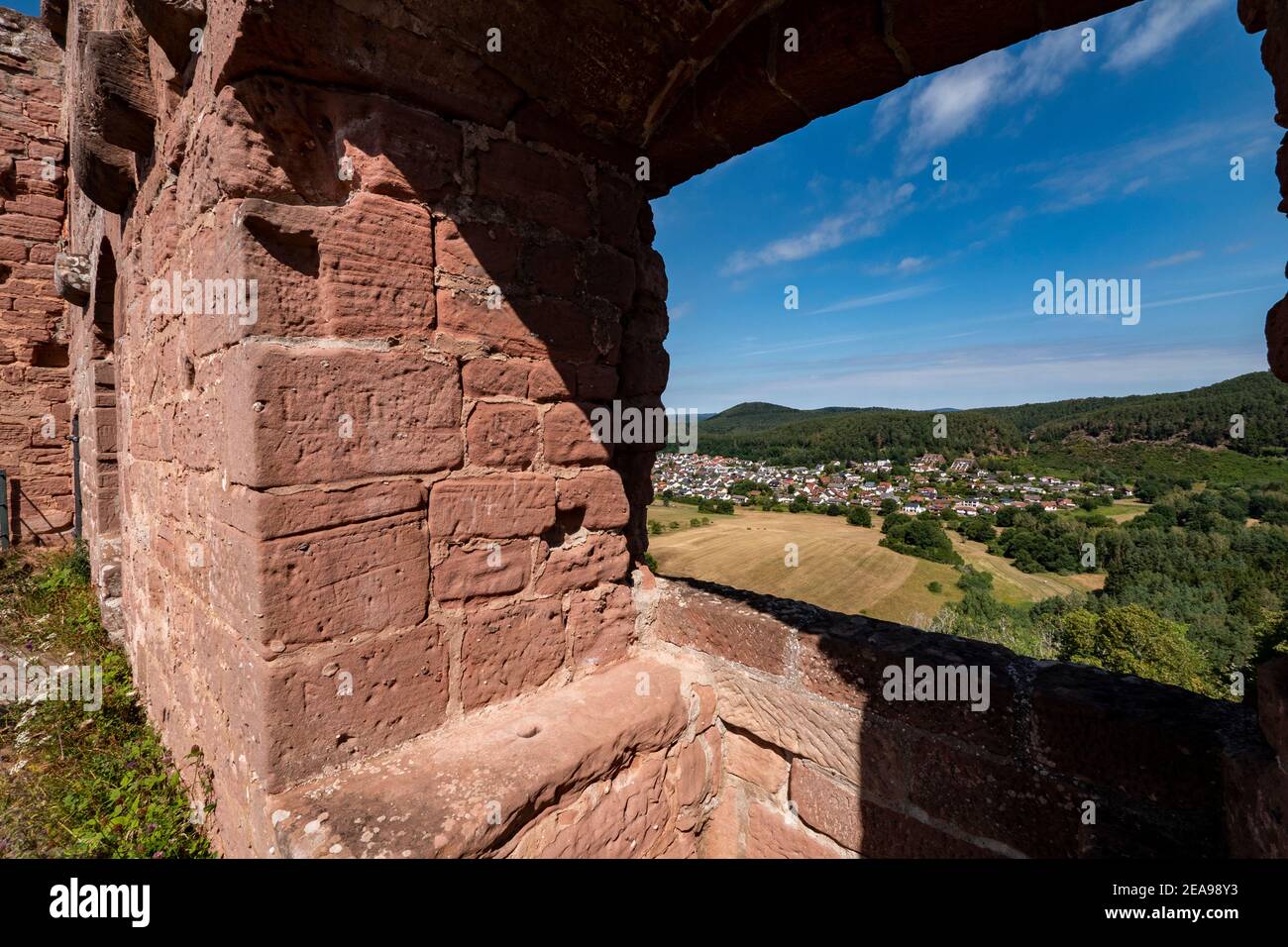 Blick von Felsenburg Altdahn nach Dahn, Wasgau, Pfälzer Wald, Pfalz, Rheinland-Pfalz, Deutschland Stockfoto