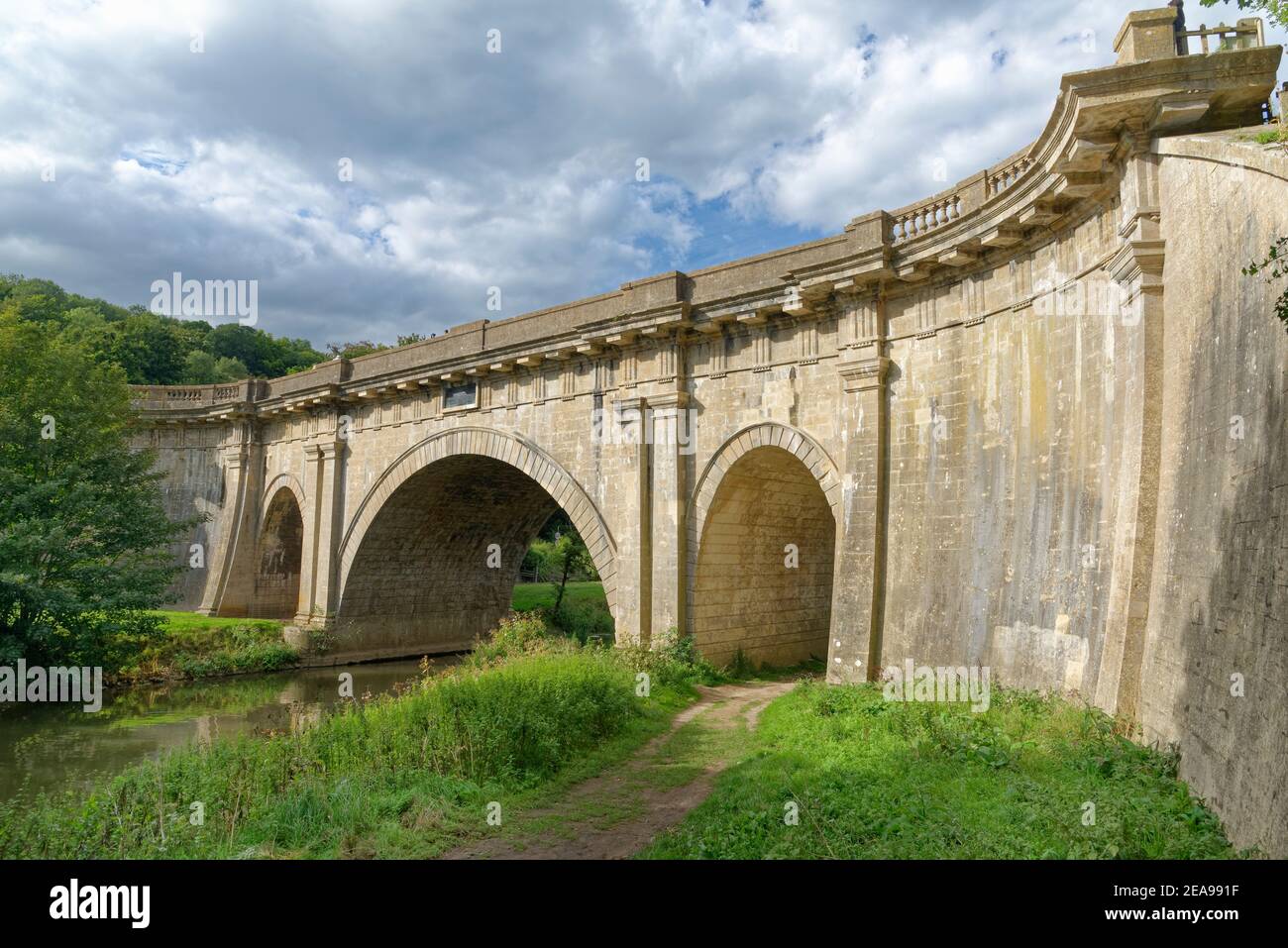 Dundas Aquädukt, das den Kennet und Avon Kanal über den Fluss Avon, in der Nähe von Limpley Stoke, Wiltshire / Somerset Grenze, Großbritannien, August trägt. Stockfoto