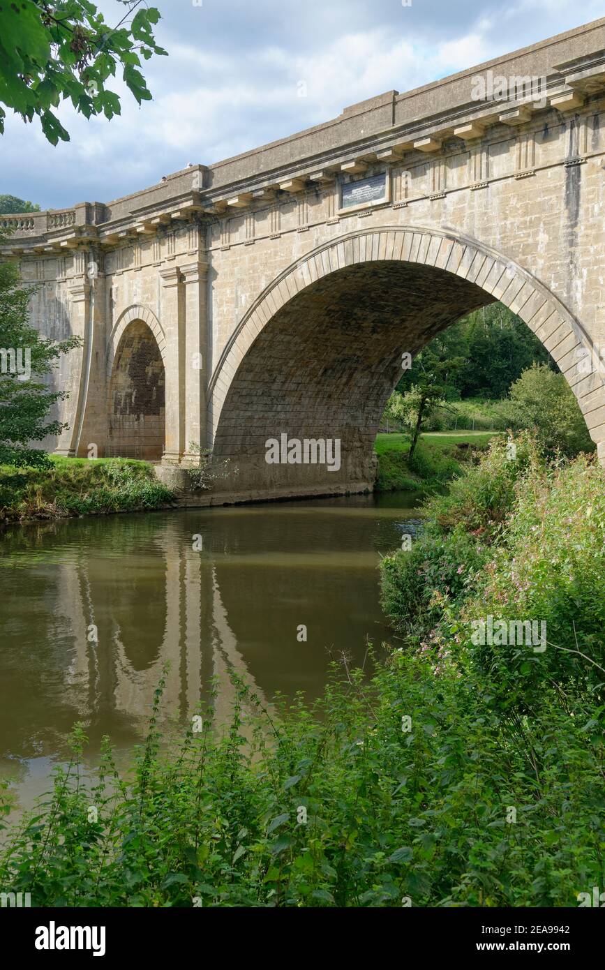 Dundas Aquädukt, das den Kennet und Avon Kanal über den Fluss Avon, in der Nähe von Limpley Stoke, Wiltshire / Somerset Grenze, Großbritannien, August trägt. Stockfoto