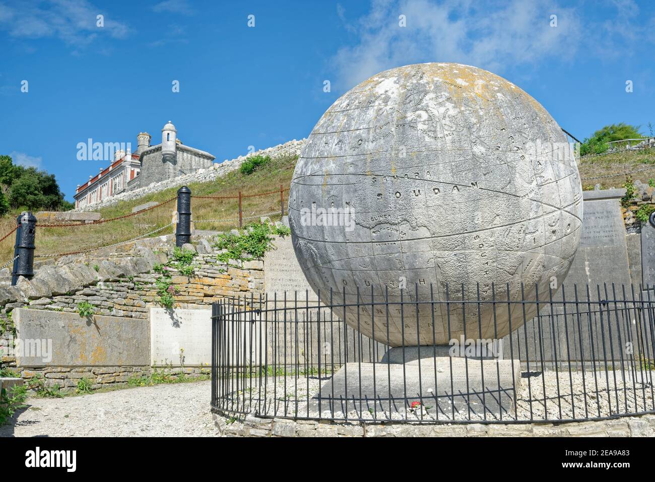 The Great Globe, ein 40 Tonnen schwerer Portlandsteinglobus mit einer Weltkarte, die auf der Oberfläche geschnitzt wurde, unterhalb von Durlston Castle, Durlston Head, Swanage, Dorset UK Stockfoto