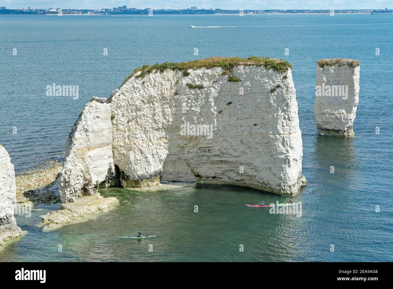 Kajakfahrer paddeln um Old Harry’s Rocks, Handfast Point, Swanage, Dorset, Großbritannien, August. Stockfoto