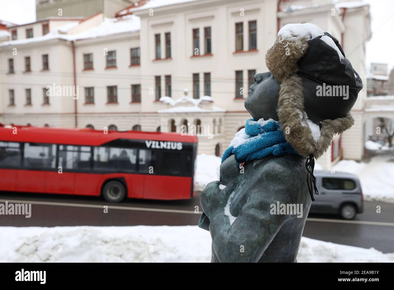 Bronzestatue eines Jungen, der eine Galose umklammert und in den Himmel blickt (von Romualdas Kvintas), zur Erinnerung an den berühmten französischen Schriftsteller Romain Gary. Stockfoto