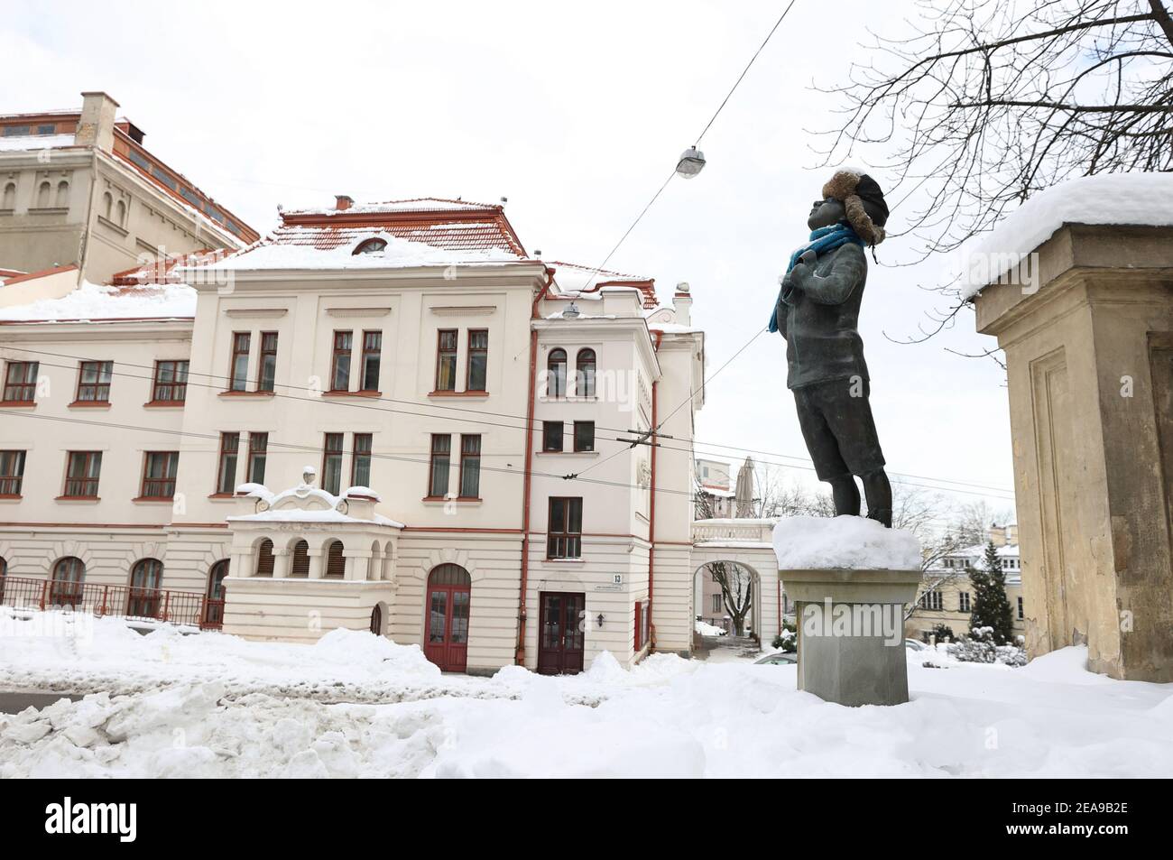 Bronzestatue eines Jungen, der eine Galose umklammert und in den Himmel blickt (von Romualdas Kvintas), zur Erinnerung an den berühmten französischen Schriftsteller Romain Gary. Stockfoto