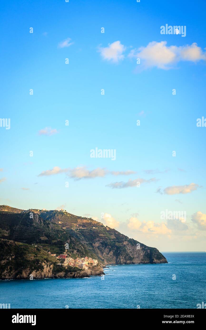 Panoramasicht auf die Küstenlinie des Nationalparks Cinque Terre Und das Dorf Manarola Stockfoto