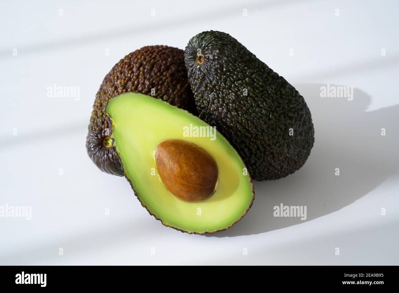 Frischer Avocado auf weißem Hintergrund Stockfoto