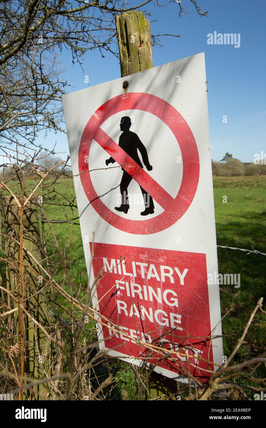 Schilder an der Grenze zu einem militärischen Schießstand warnen die Menschen vor Eintritt verboten. Dorset England GB Stockfoto