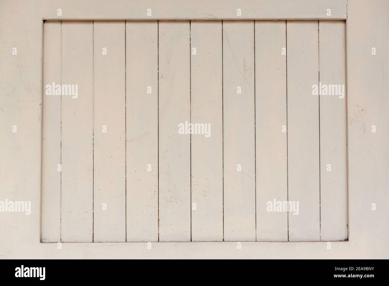 Verwitterte hellgraue Farbstruktur auf Holzplanken von geriffelt Über dem Fenster des renovierten Hauses auf der Straße der Stadt Stockfoto