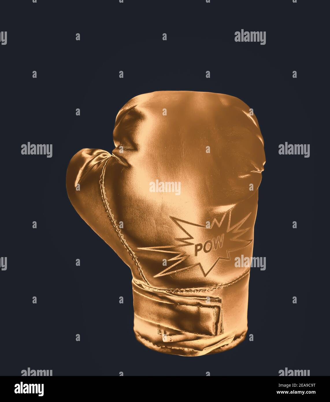 Goldener Boxhandschuh auf dunklem Hintergrund, Champion Stockfoto