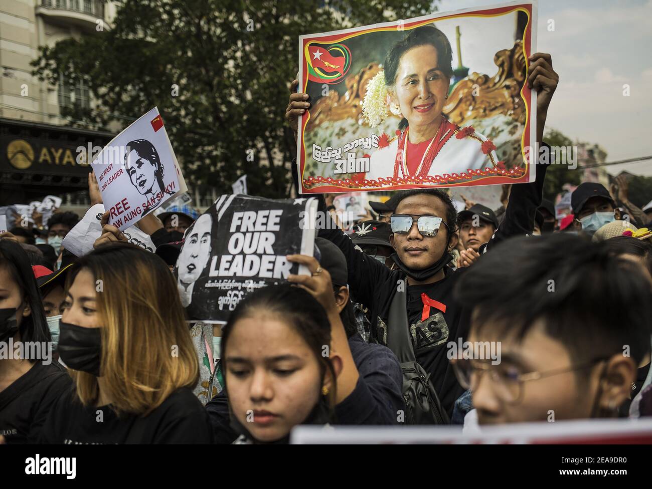 Yangon, Myanmar. Februar 2021, 08th. Die Demonstranten haben am Montag, den 8. Februar 2021, in Yangon, Myanmar, ein Bild der abgesetzten Führerin Aung San Suu Kyi gemacht. Die Spannungen zwischen Behörden und Demonstranten gegen den Putsch in Myanmar in der vergangenen Woche dauern an. Foto von Xiao Long/ Credit: UPI/Alamy Live News Stockfoto