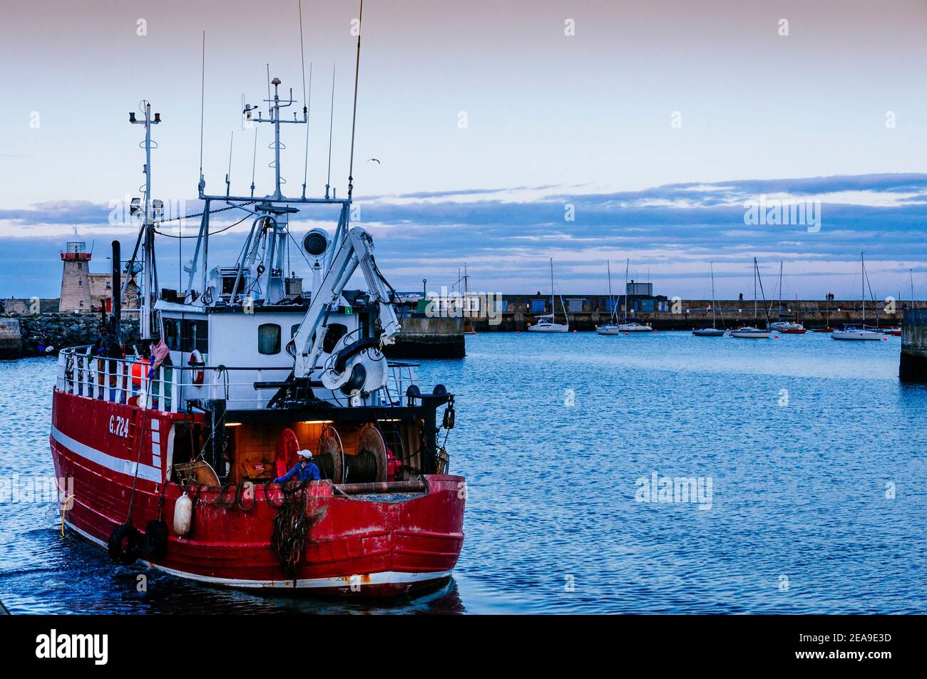 Fischerboot, das aus dem Fischerhafen ausfährt. Howth, County Dublin, Irland, Europa Stockfoto