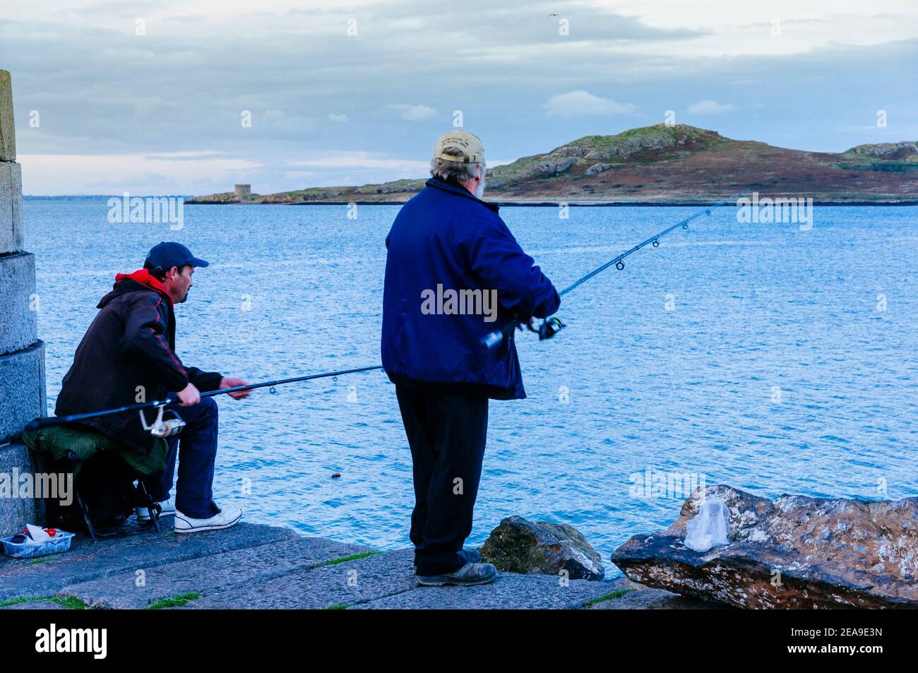 Lokale Leute üben Sportfischen, Howth Fishery Harbor. Howth, County Dublin, Irland, Europa Stockfoto