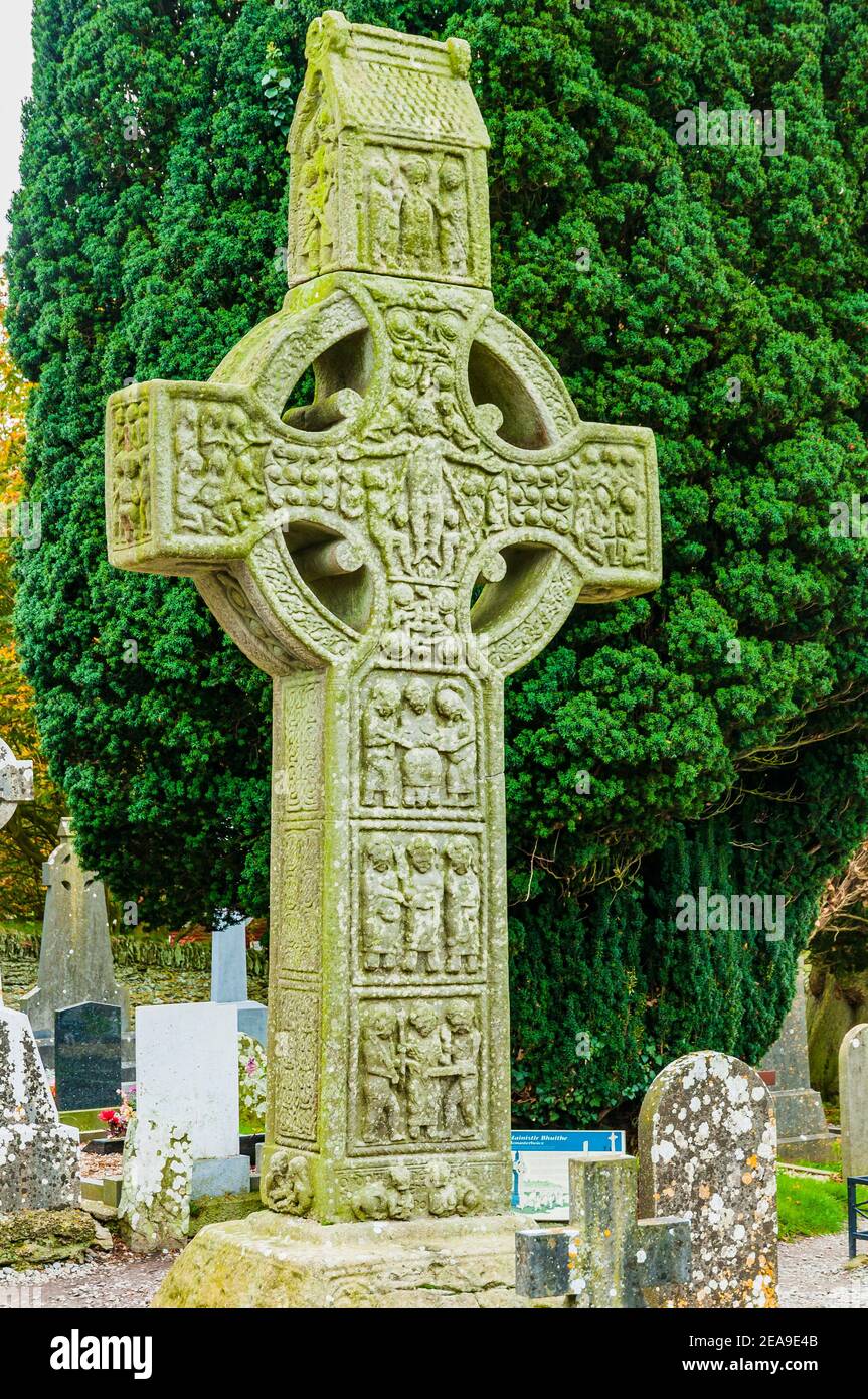 Westwand. Das Muiredach Kreuz ist ein großes 10th, oder möglicherweise 9th Jahrhundert keltisches Kreuz, 5,5 Meter hoch in Monasterboice in der Grafschaft Louth in der Stockfoto