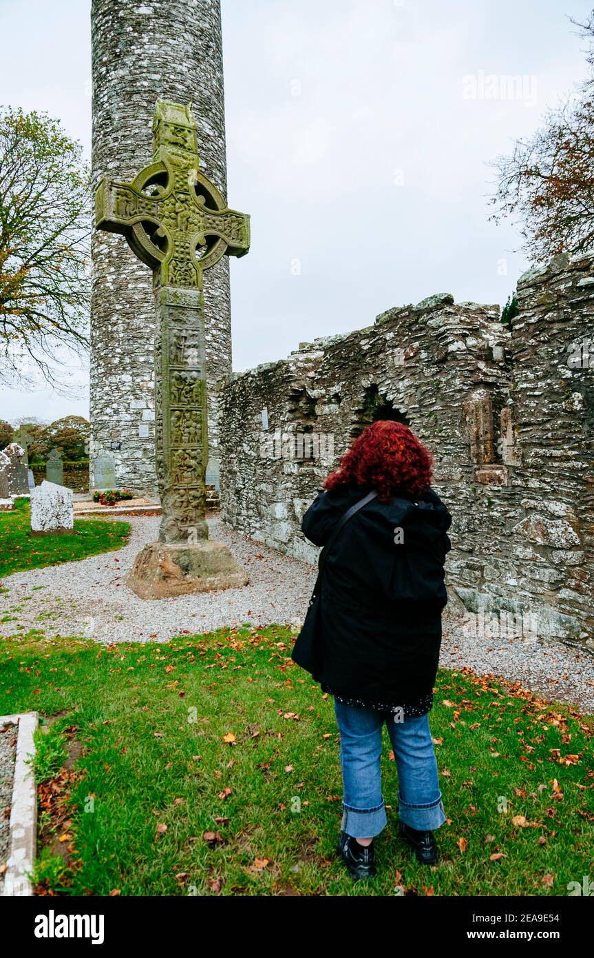 Ostseite. Das West Cross oder Tall Cross ist ein großes keltisches Kreuz innerhalb des Monasterboice Geheges in der Grafschaft Louth, Irland. Drogheda Stockfoto