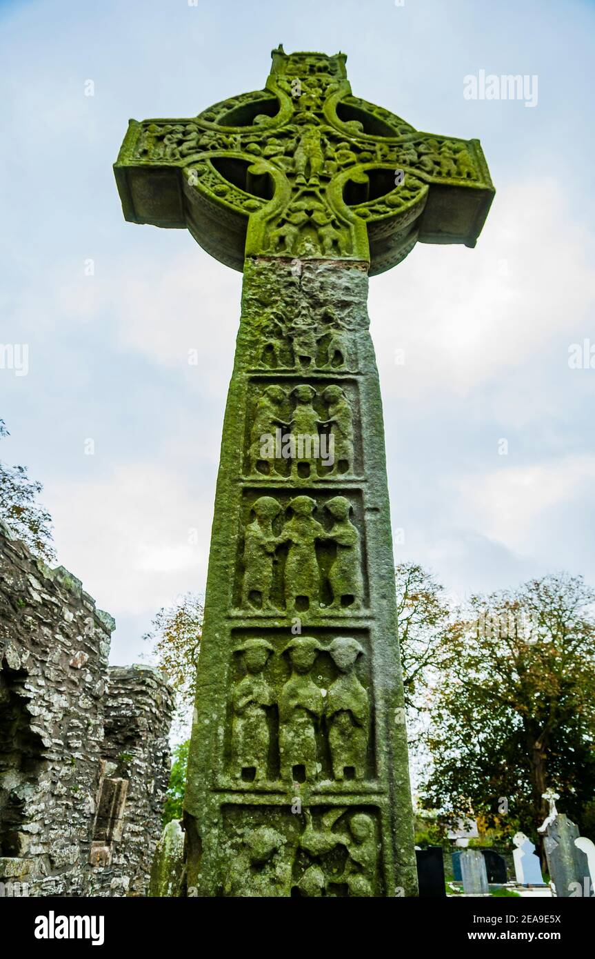 Westwand. Das West Cross oder Tall Cross ist ein großes keltisches Kreuz innerhalb des Monasterboice Geheges in der Grafschaft Louth, Irland. Drogheda Stockfoto