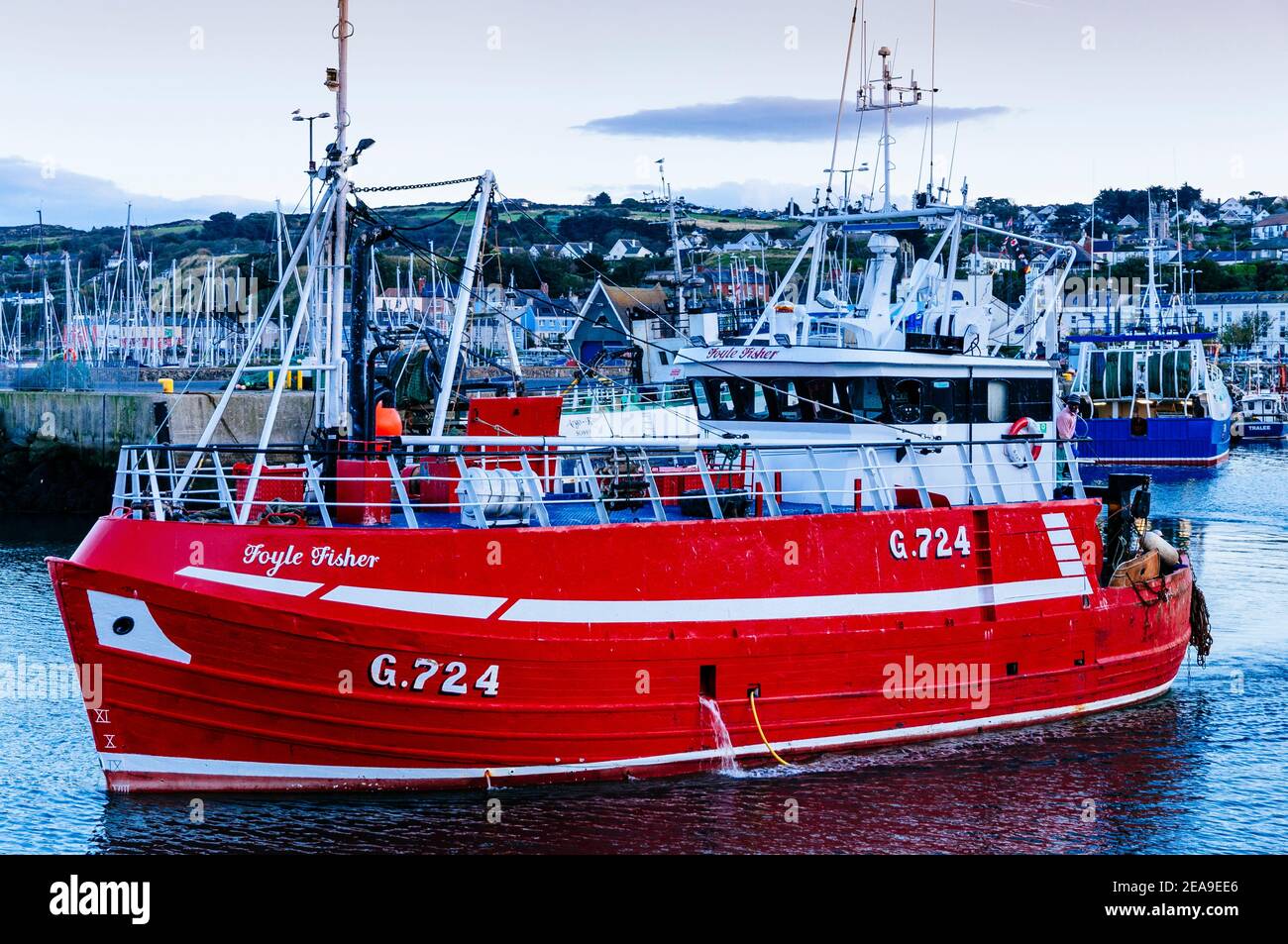 Fischerboot, das aus dem Fischerhafen ausfährt. Howth, County Dublin, Irland, Europa Stockfoto