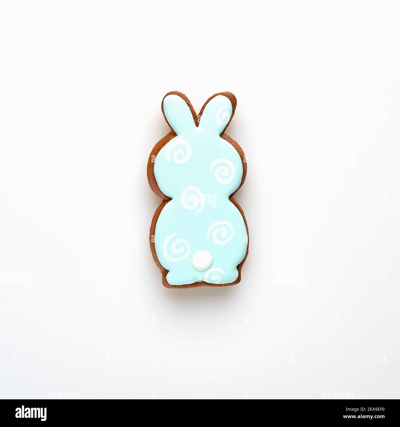 Ostersymbol blau Hase Lebkuchen isoliert auf weiß. Draufsicht. Stockfoto