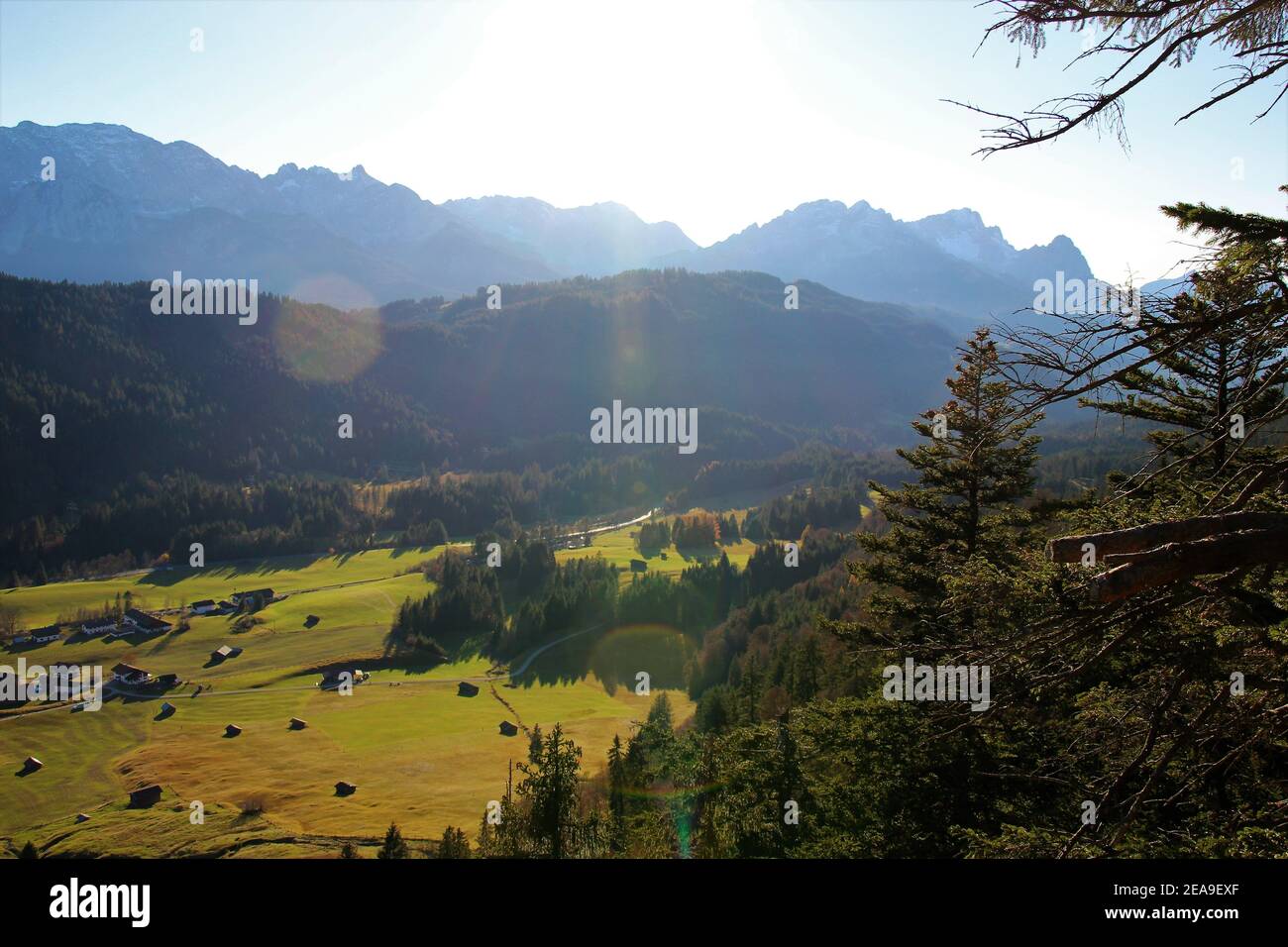 Der Weiler Gerold am Geroldsee in den bayerischen Alpen. Im Hintergrund Deutschlands höchster Berg, die Zugspitze und das Wettersteingebirge Stockfoto