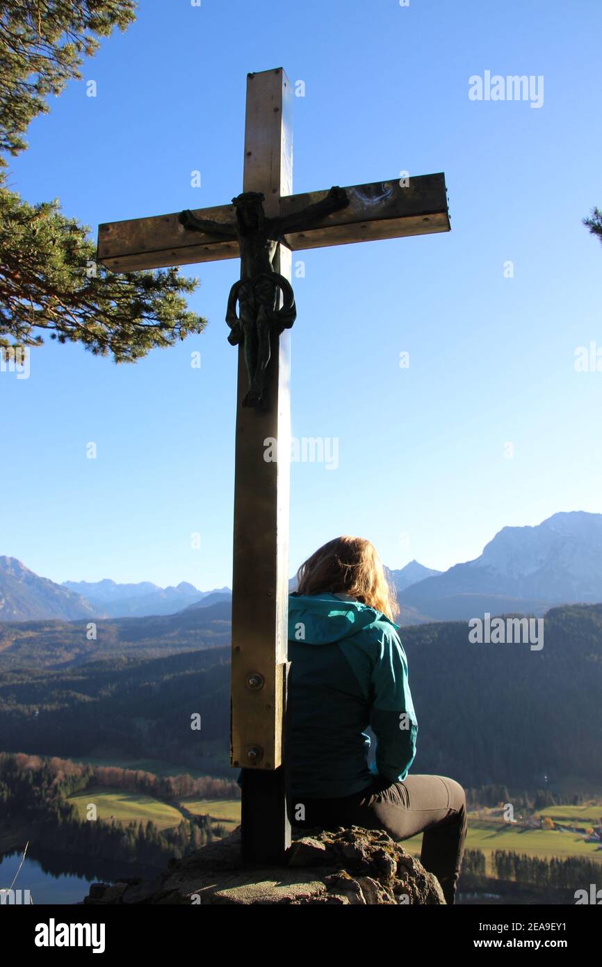 Junge Frauen, Wanderung zum Gerolder Kreuz, Deutschland, Bayern, Werdenfels, Geroldsee, Aussicht, Karwendel, Herbsteuropa, Oberbayern, Werdenfelser Land, Alpen, Berglandschaft, Berge, Karwendelgebirge, Landschaft, bei Krün, See, Wagenbrüchsee, Natur, Ruhe, Stille, Idylle, Jahreszeit, Herbst Stockfoto