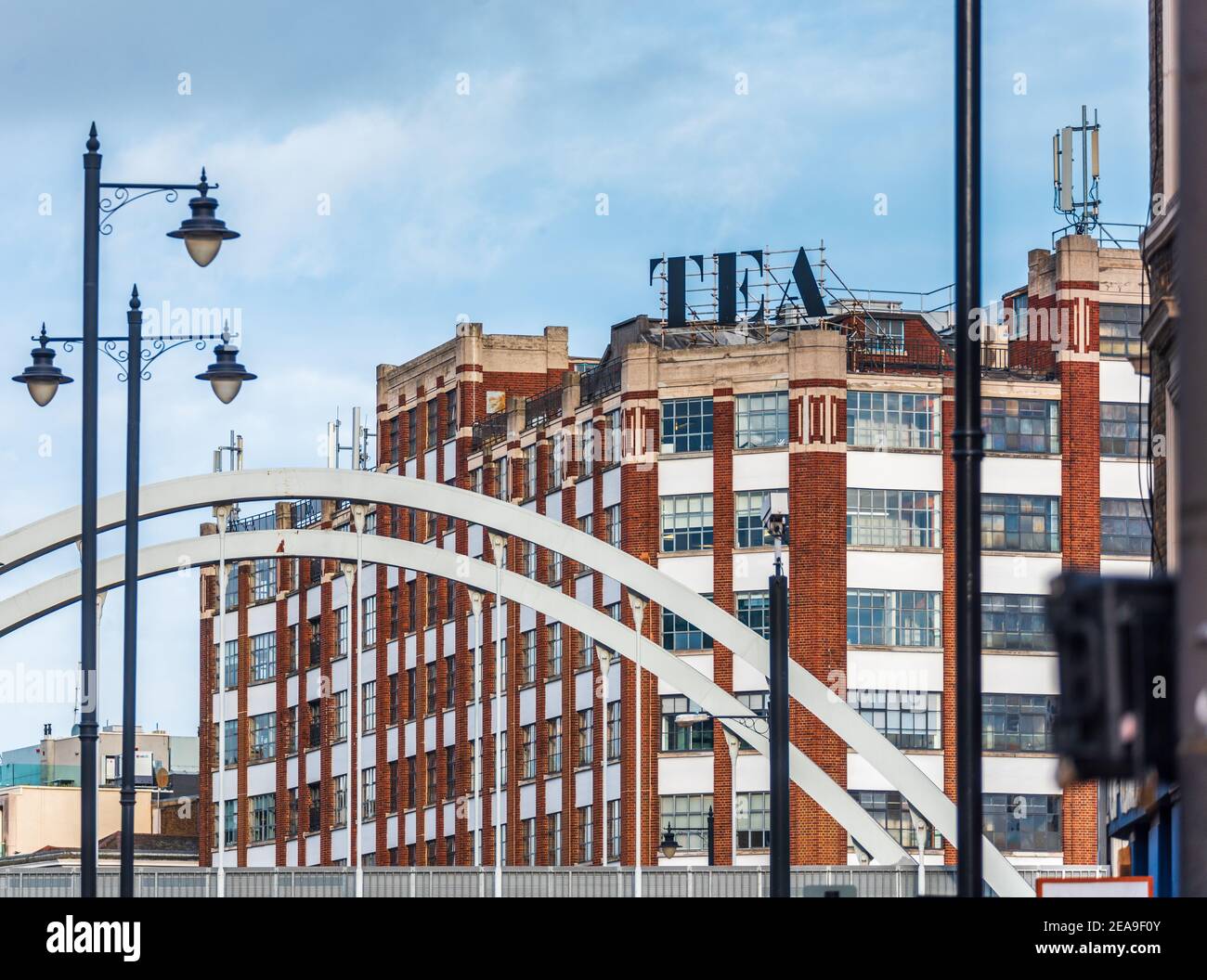 Das Tea Building Shoreditch London in der Shoreditch High St. 56 wurde 1933 als Fabrik für Liptons Tea eröffnet, heute Drehscheibe für Fintech- und Kreativindustrien. Stockfoto