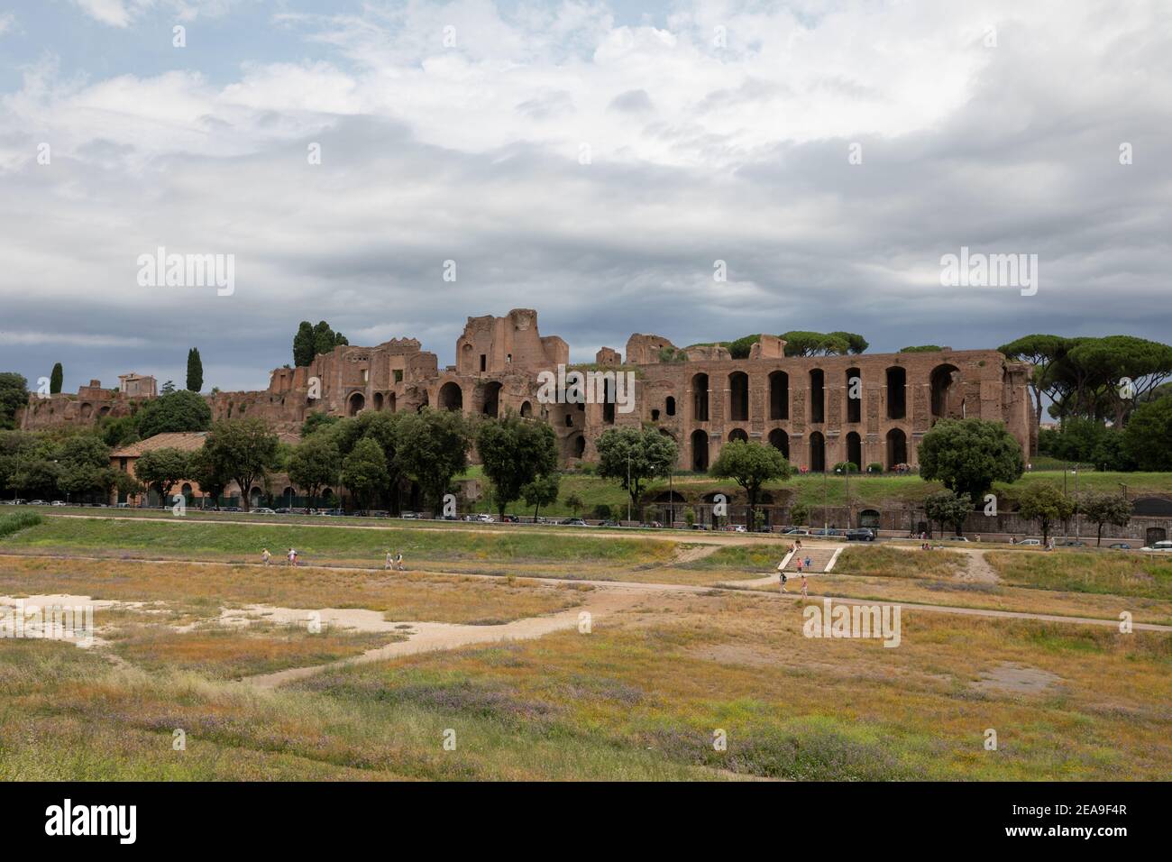 Rom, Italien, 23. Juni 2018: Panoramablick auf den Tempel des Apollo Palatinus auf Palatin Hügel des antiken Rom und Circus Maximus (Circo Massimo) ist ein Stockfoto
