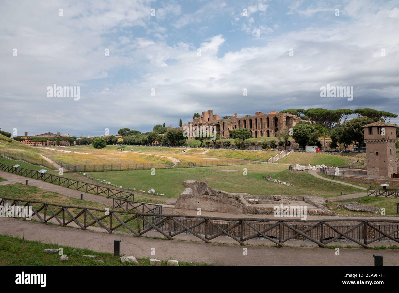 Rom, Italien, 23. Juni 2018: Panoramablick auf den Tempel des Apollo Palatinus auf Palatin Hügel des antiken Rom und Circus Maximus (Circo Massimo) ist ein Stockfoto