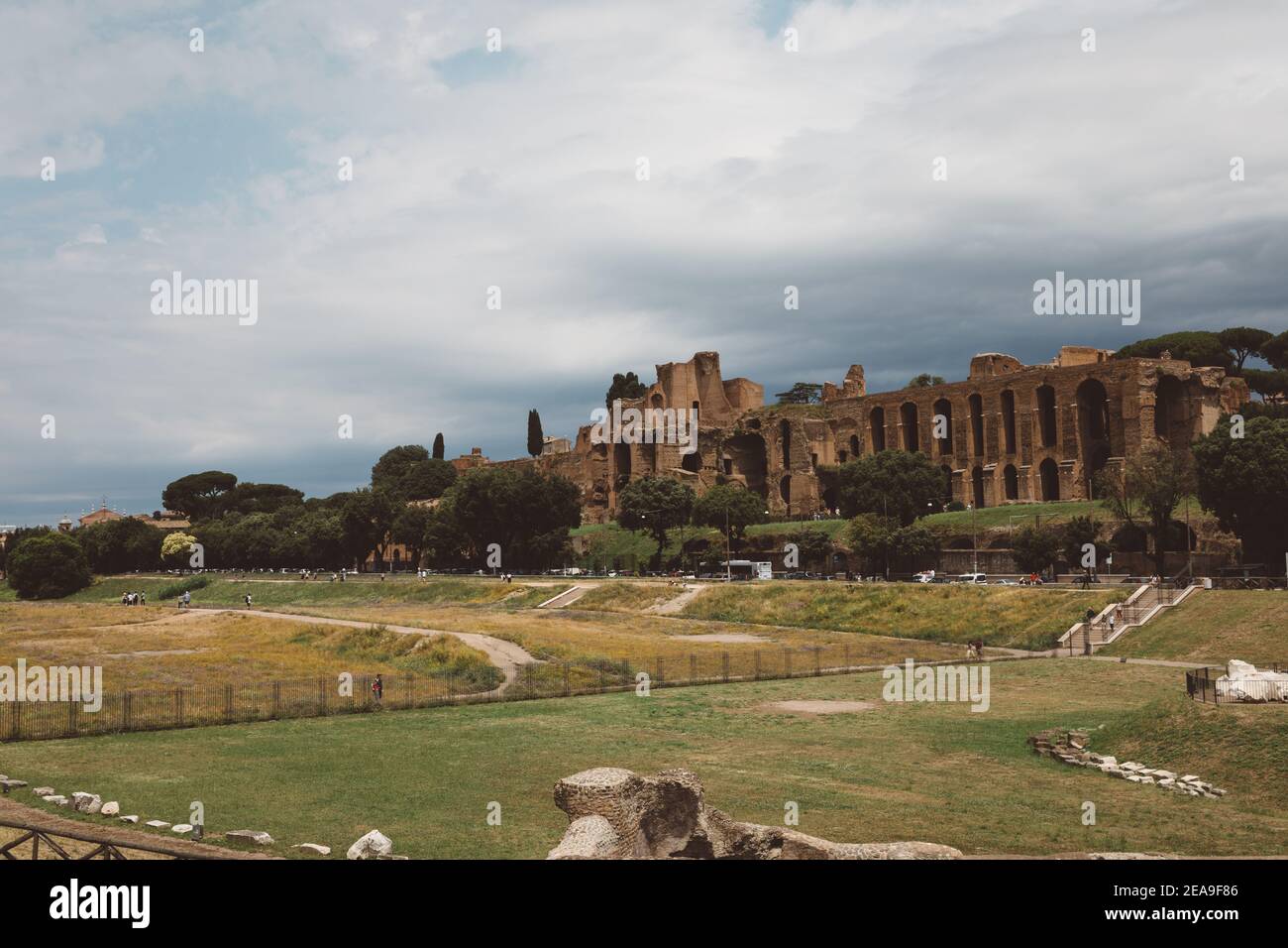 Rom, Italien, 23. Juni 2018: Panoramablick auf den Tempel des Apollo Palatinus auf Palatin Hügel des antiken Rom und Circus Maximus (Circo Massimo) ist ein Stockfoto