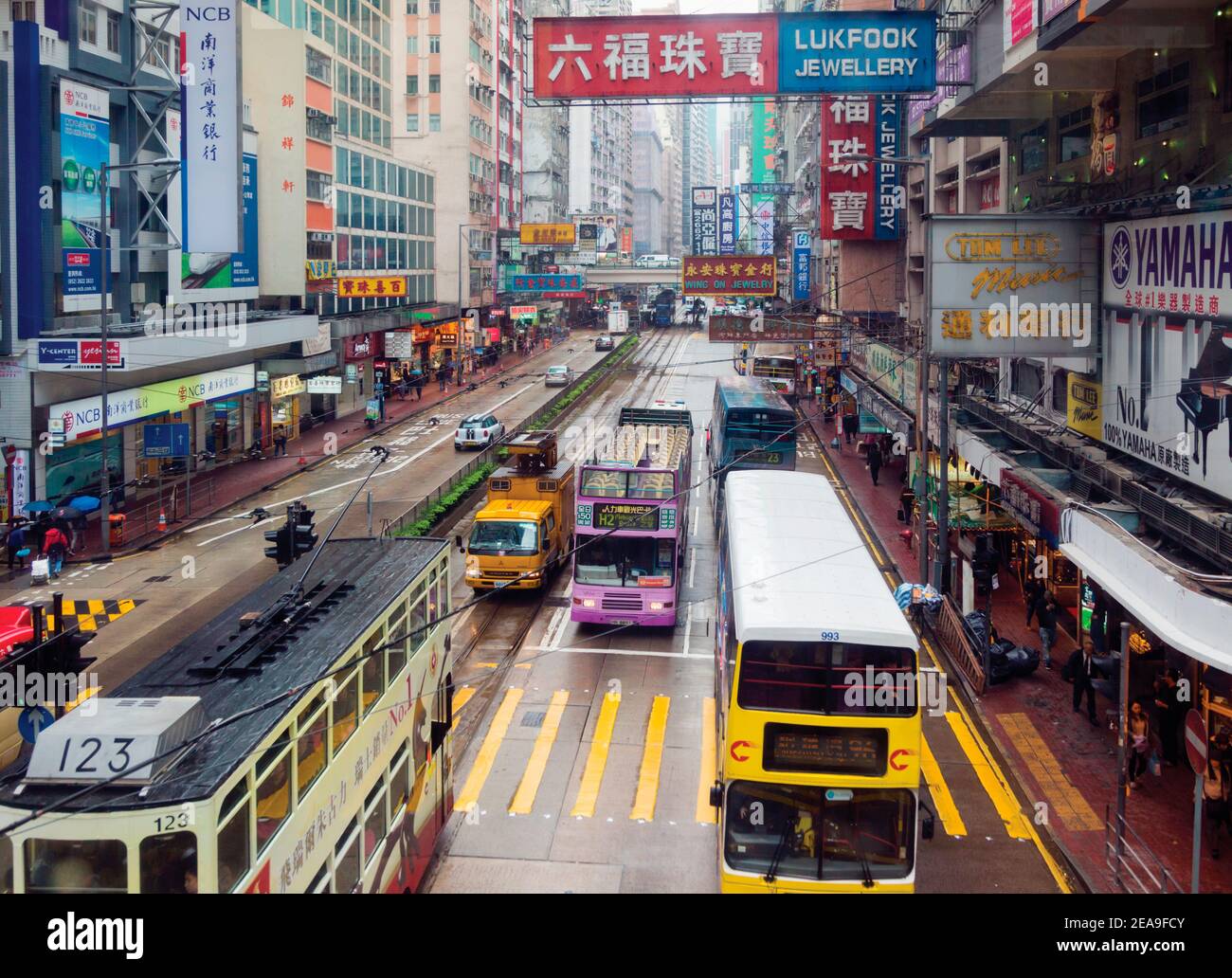 Hongkong, China. Hennessy Road, Causeway Bay an einem regnerischen Tag. Öffentliche Verkehrsmittel Busse und Straßenbahn. Stockfoto