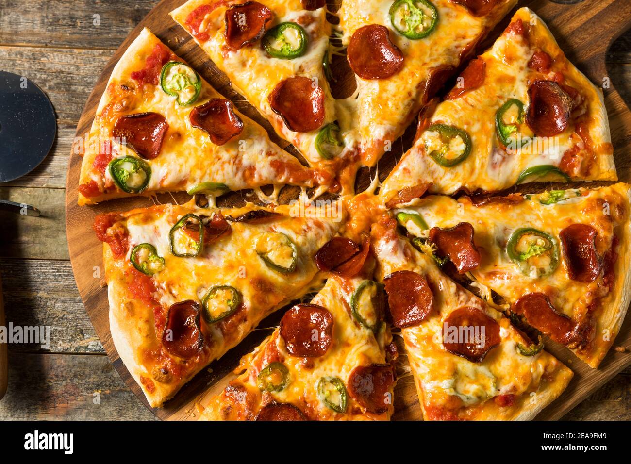 Hausgemachte würzige Jalapeno Pepperoni Pizza bereit zum Essen Stockfoto